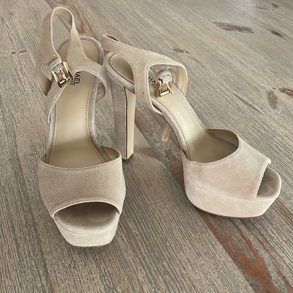 Michael Kors Pumps size 6.5 suede nude